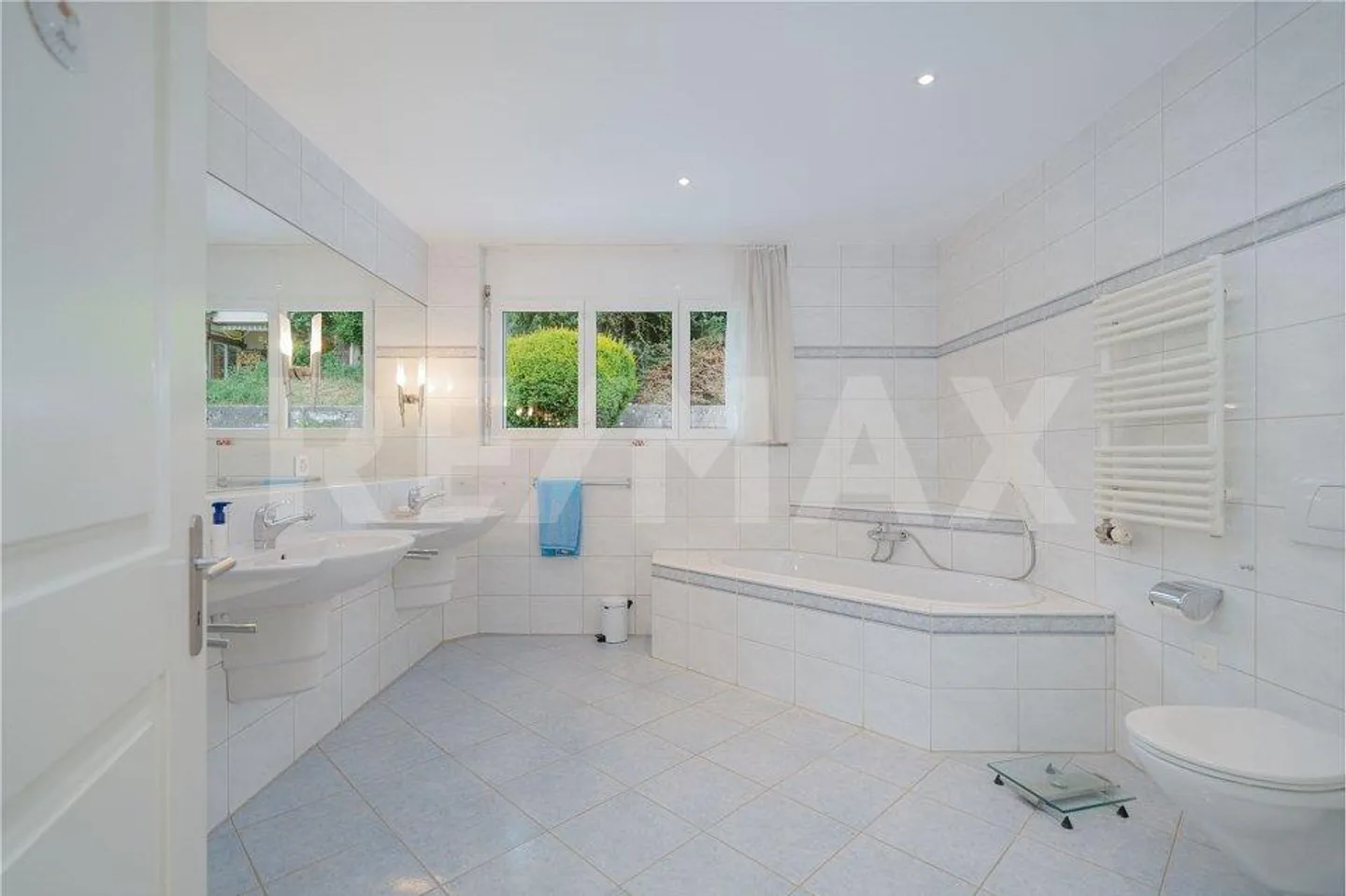 Représentatif | Spacieux | Intemporel - Villa de style maison de campagne avec jardin paradisiaque à Biberist SO - Photo 9 sur 13