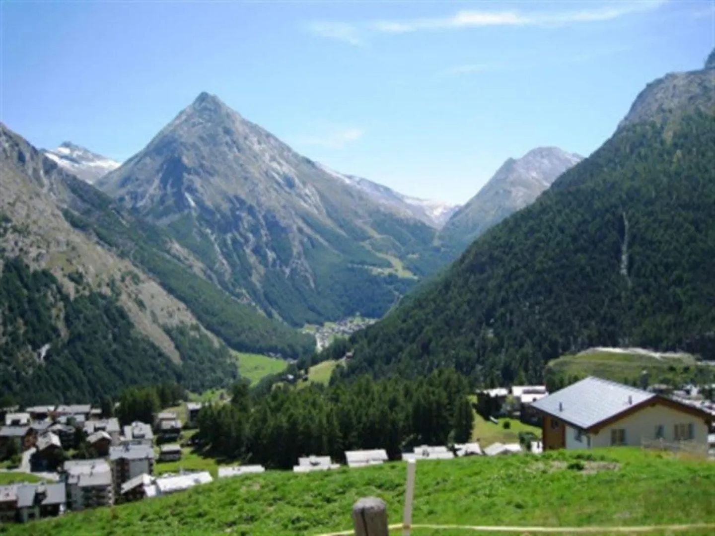 Alpji new 2.5 room apartment in one of the oldest hamlets Hohnegg above Saas-Fee. Sporty access from the village center, the Lomatte or Wildi. Accessible year-round by e-bike. - Photo 7 of 12