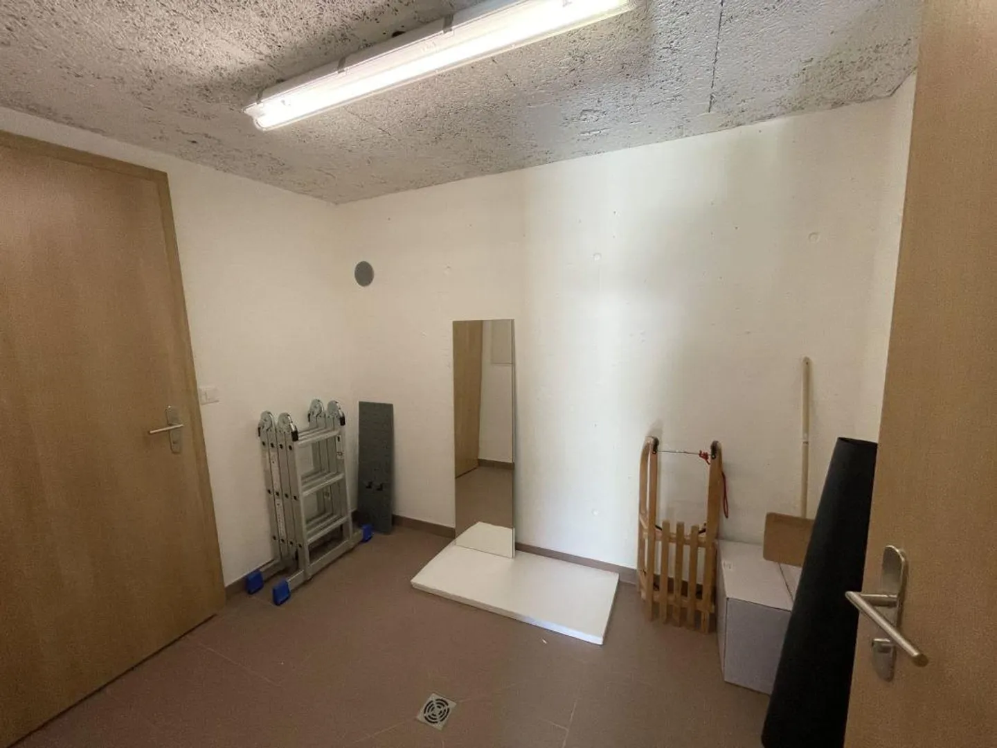 Alpji new 2.5 room apartment in one of the oldest hamlets Hohnegg above Saas-Fee. Sporty access from the village center, the Lomatte or Wildi. Accessible year-round by e-bike. - Photo 8 of 12