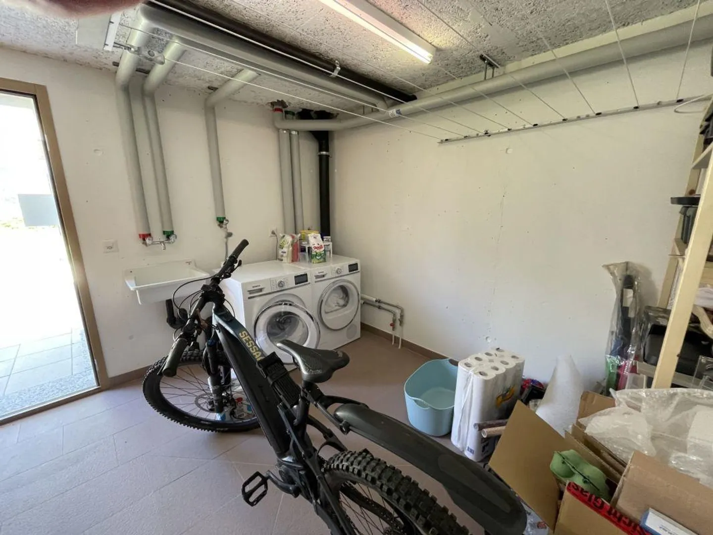 Alpji new 2.5 room apartment in one of the oldest hamlets Hohnegg above Saas-Fee. Sporty access from the village center, the Lomatte or Wildi. Accessible year-round by e-bike. - Photo 9 of 12
