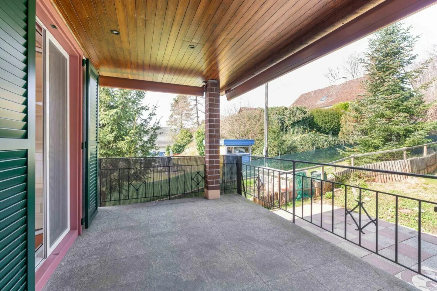 Living like on vacation: Single-family house with large garden and beautiful view - Photo 11 of 13