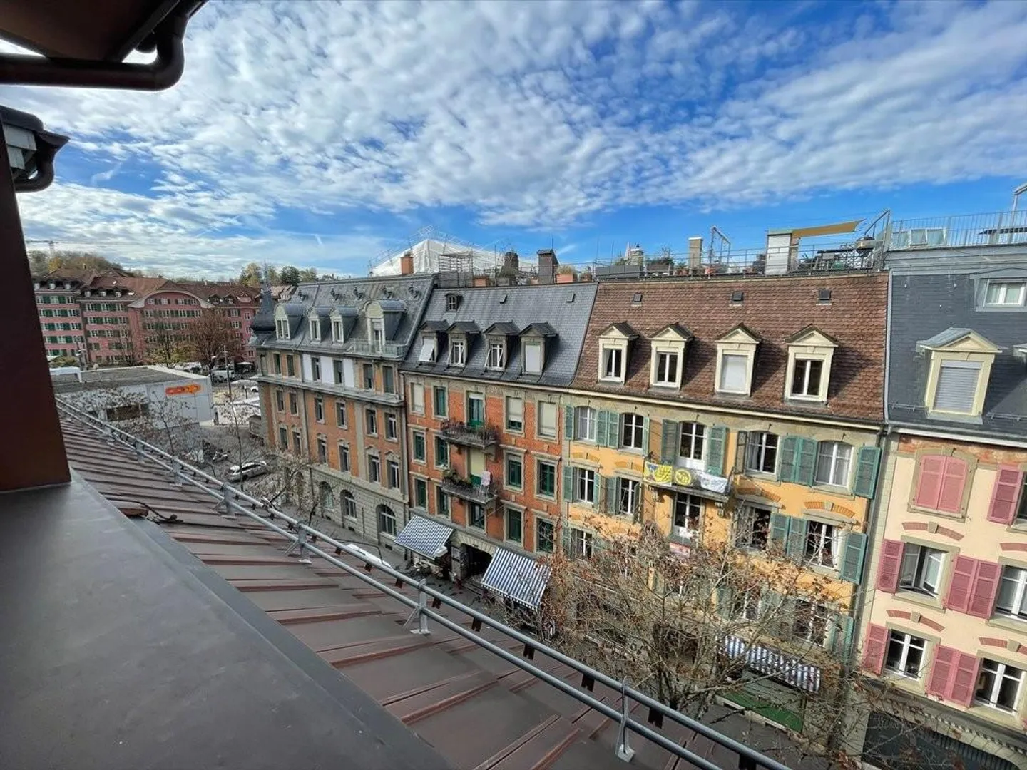 Appartement en duplex élégant près du centre-ville - Photo 2 sur 9