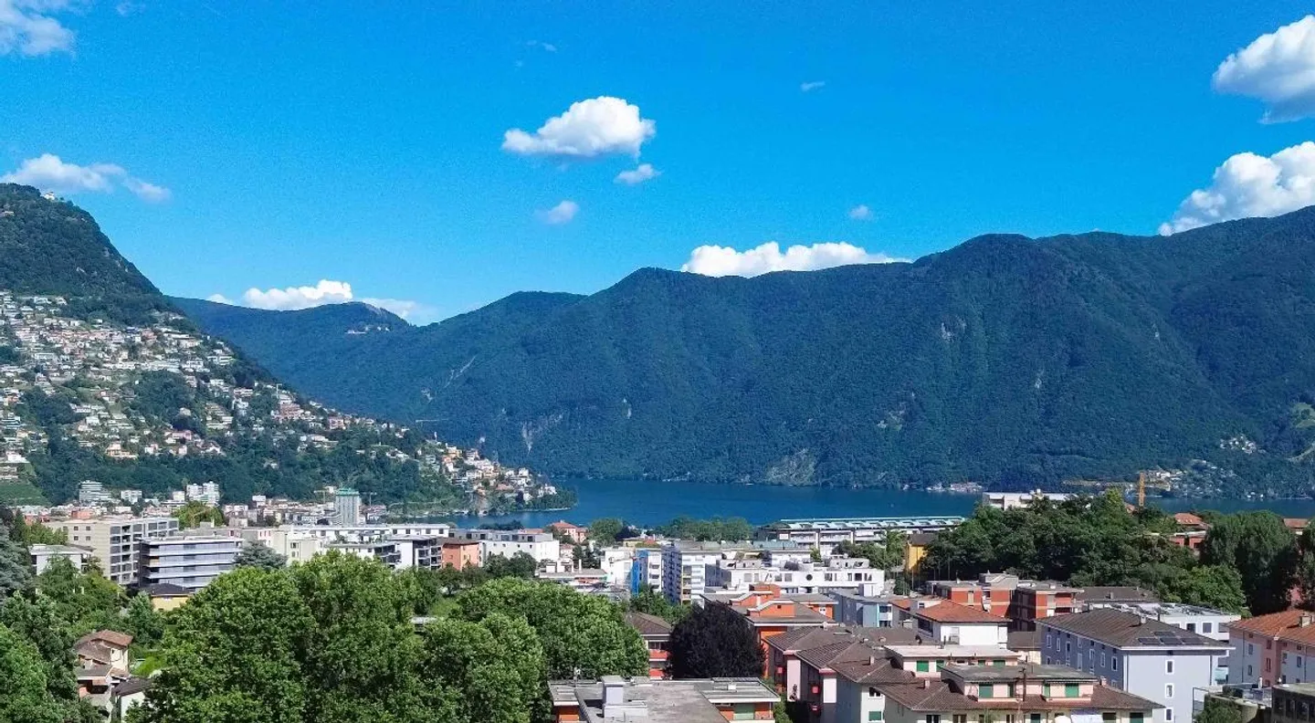 Stunning penthouse with terrace overlooking the lake in Massagno - Photo 1 of 3