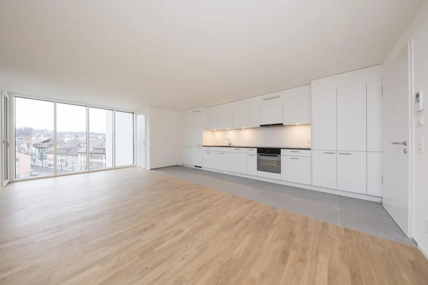 Top modern apartment in the heart of the city! - Photo 2 of 12