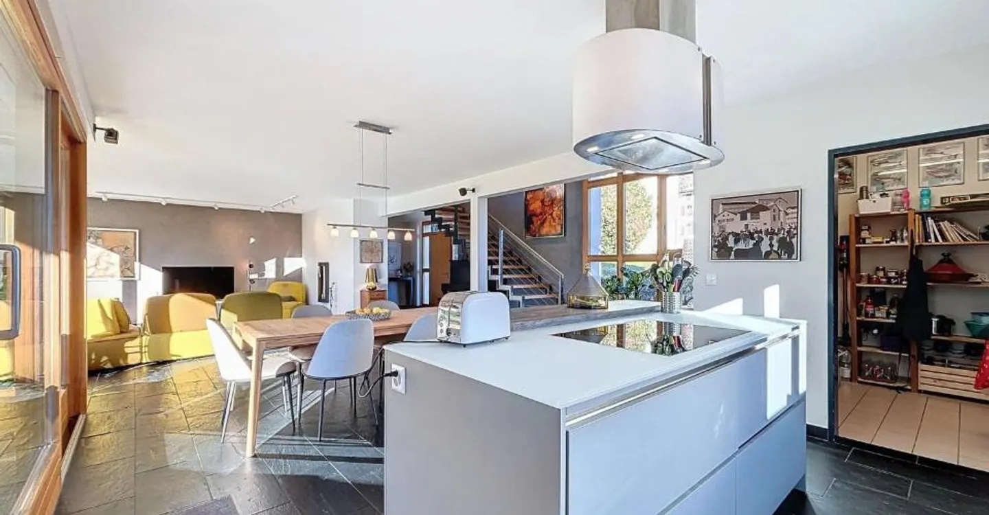 Stunning architect-designed villa in a quiet location - Photo 2 of 12
