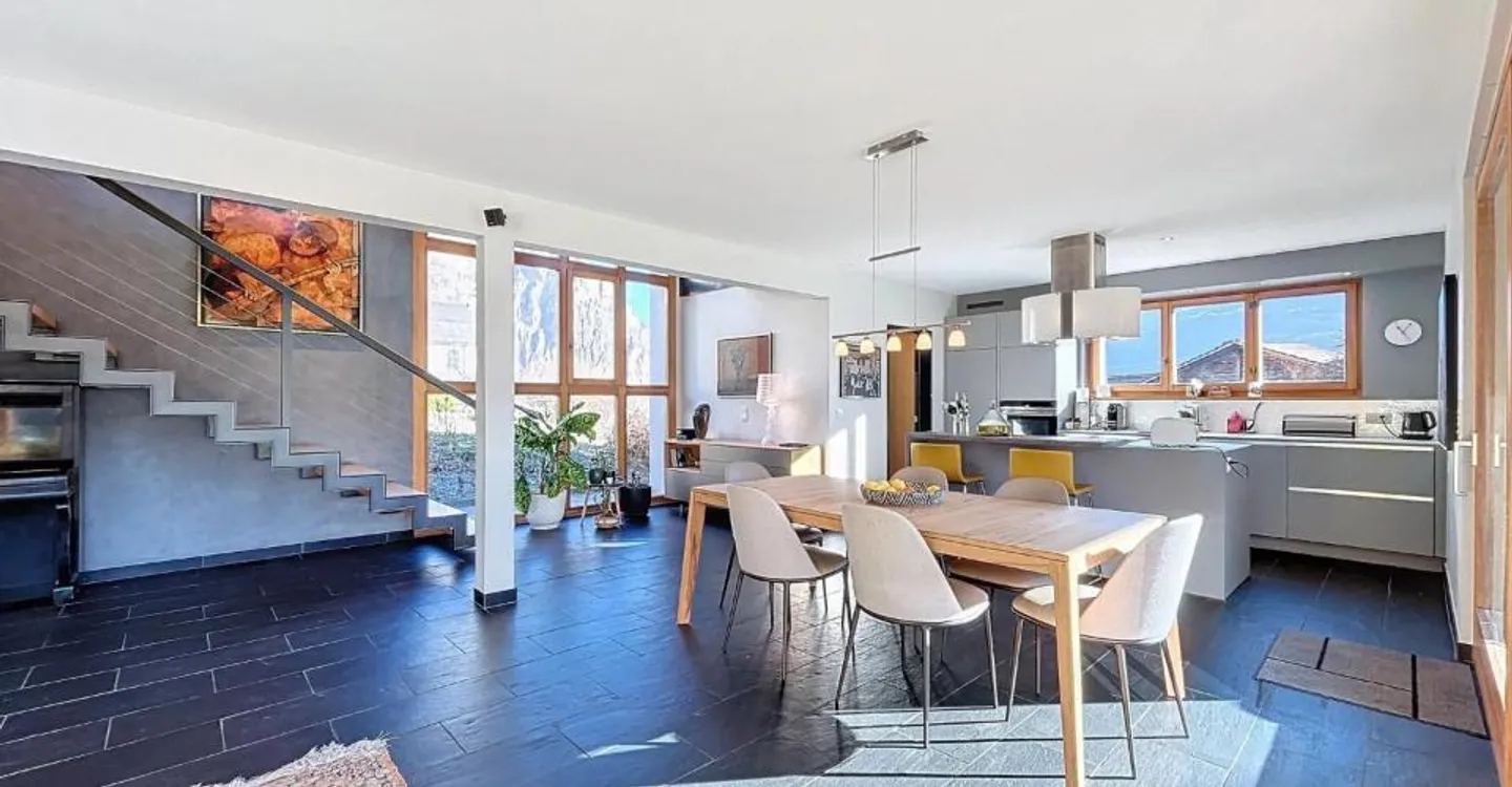 Stunning architect-designed villa in a quiet location - Photo 3 of 12