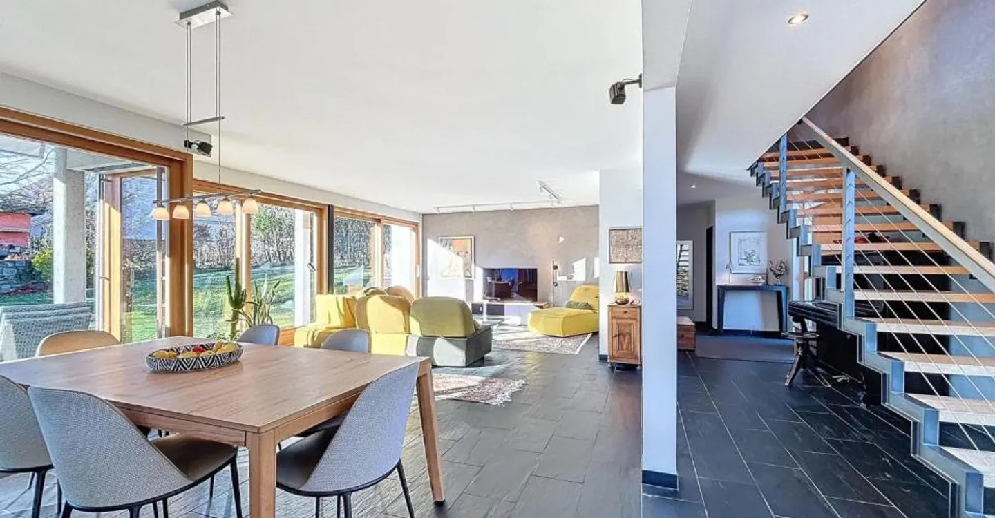 Stunning architect-designed villa in a quiet location - Photo 4 of 12