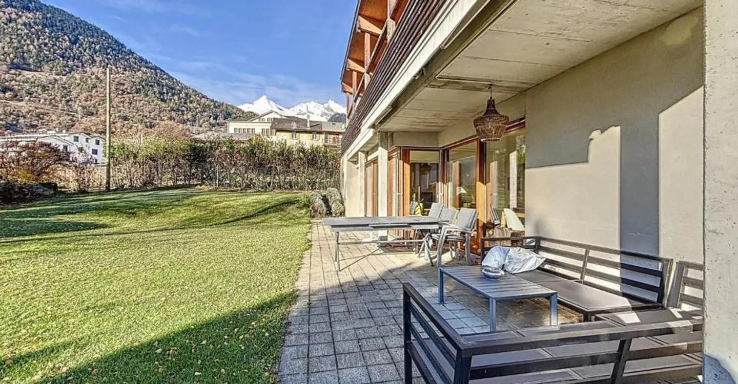 Stunning architect-designed villa in a quiet location - Photo 5 of 12