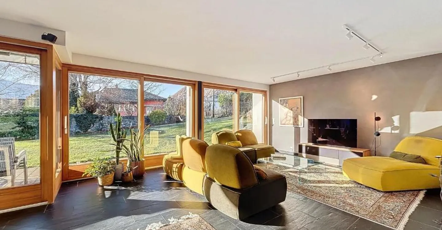 Stunning architect-designed villa in a quiet location - Photo 6 of 12