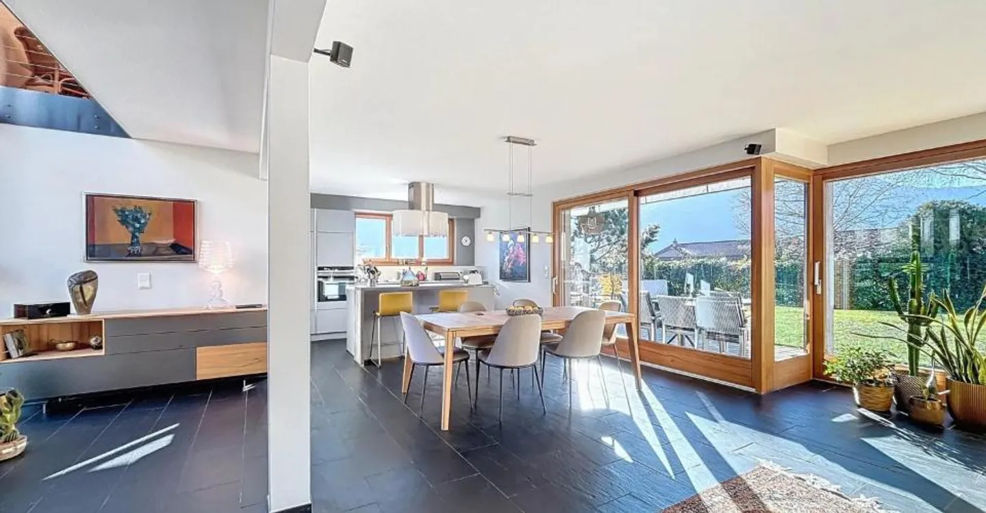 Stunning architect-designed villa in a quiet location - Photo 7 of 12