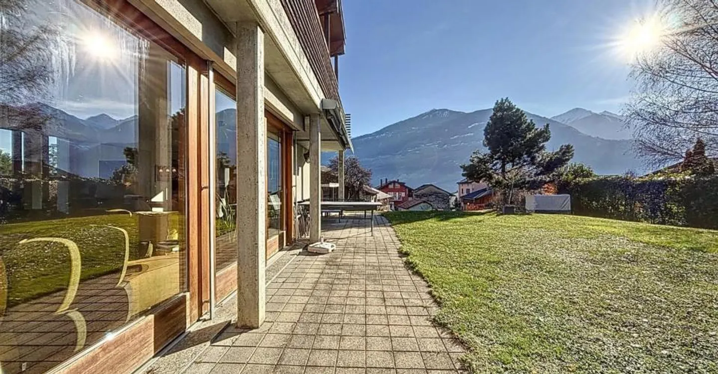 Stunning architect-designed villa in a quiet location - Photo 9 of 12