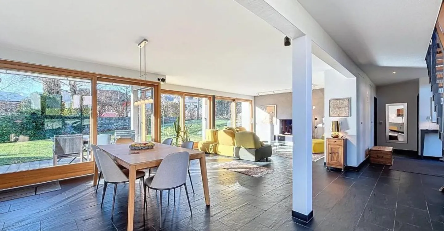 Stunning architect-designed villa in a quiet location - Photo 1 of 12