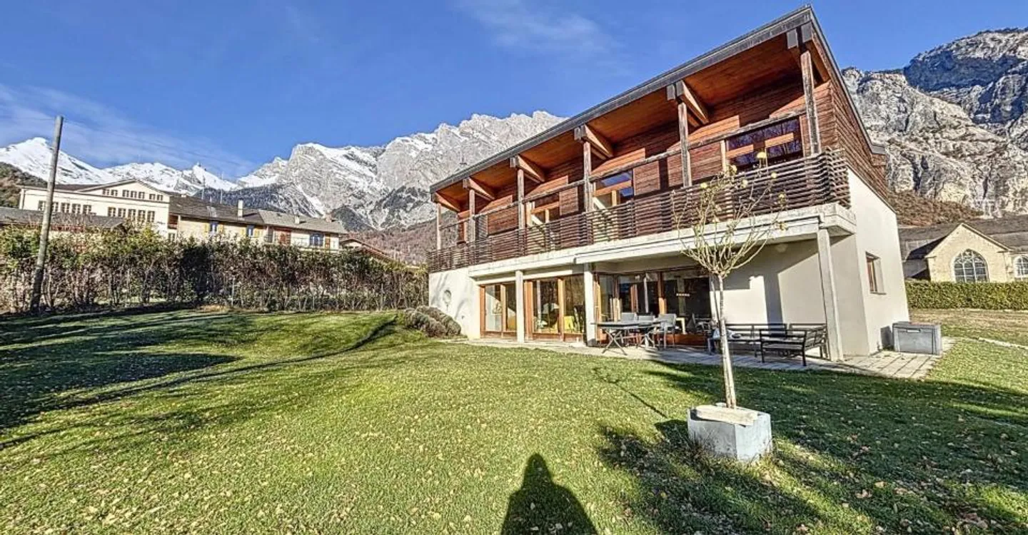 Stunning architect-designed villa in a quiet location - Photo 10 of 12