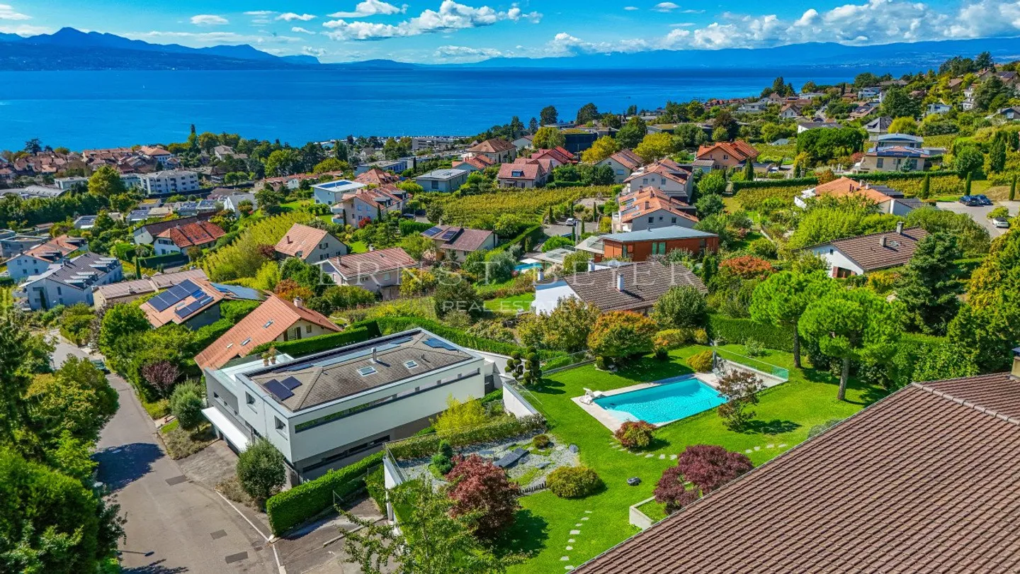 Luxury property with landscaped garden, pool and panoramic view of Lake Geneva - Photo 12 of 12
