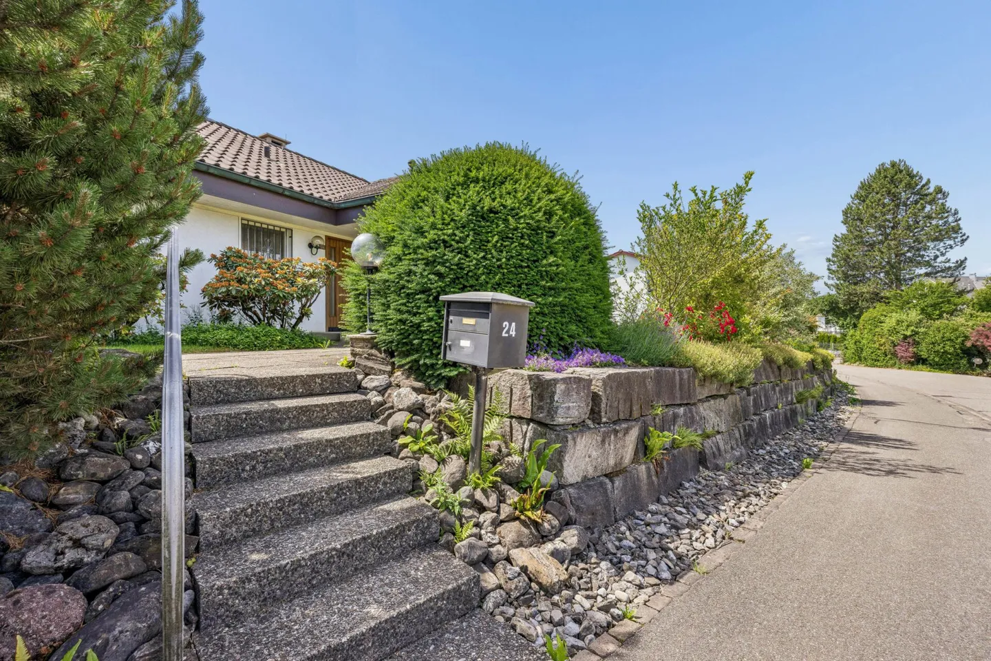 Detached single-family house on spacious plot with development potential - Photo 3 of 12