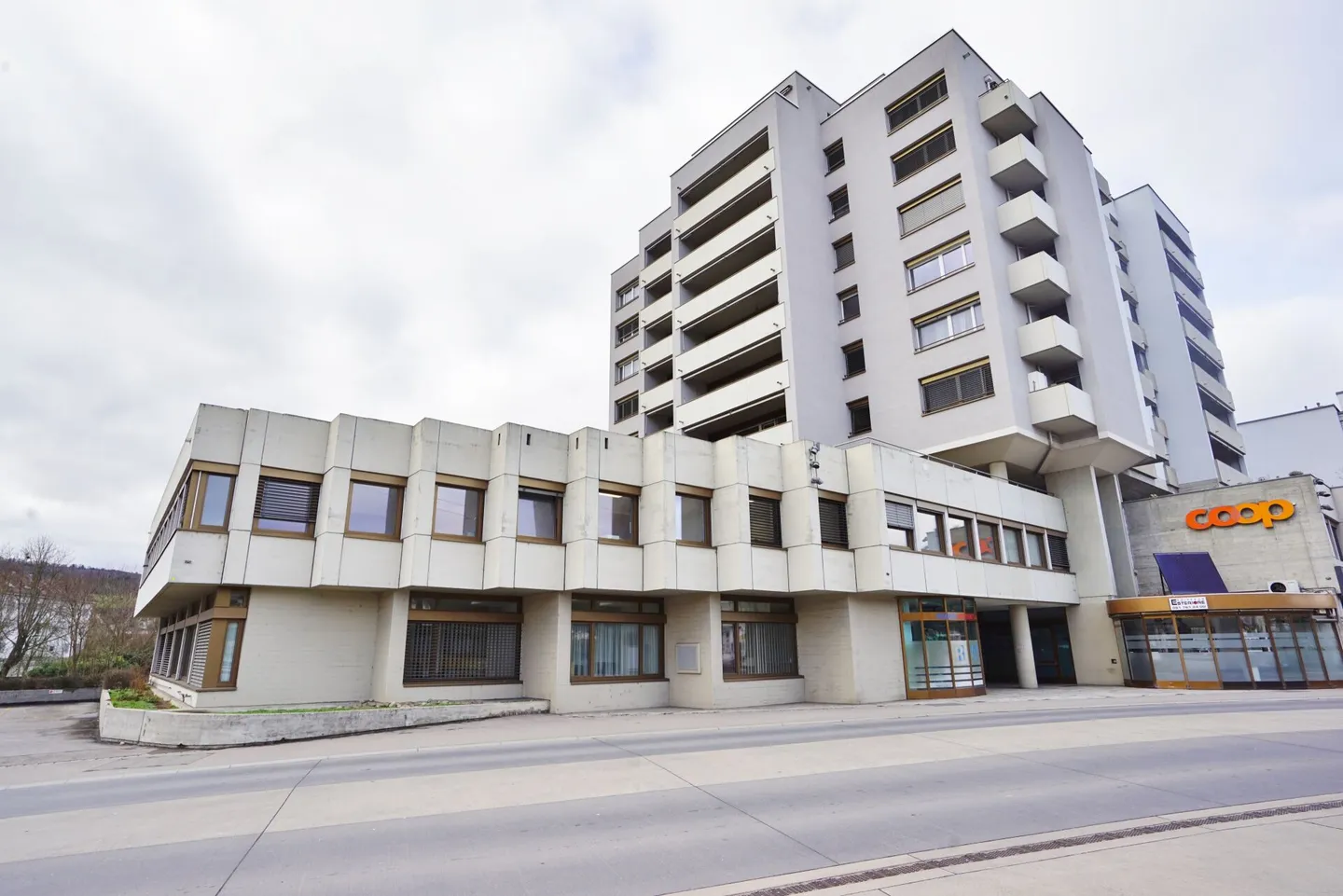 Uffici e spazi commerciali appena ristrutturati direttamente alla stazione di Laufen - Foto 2 di 2