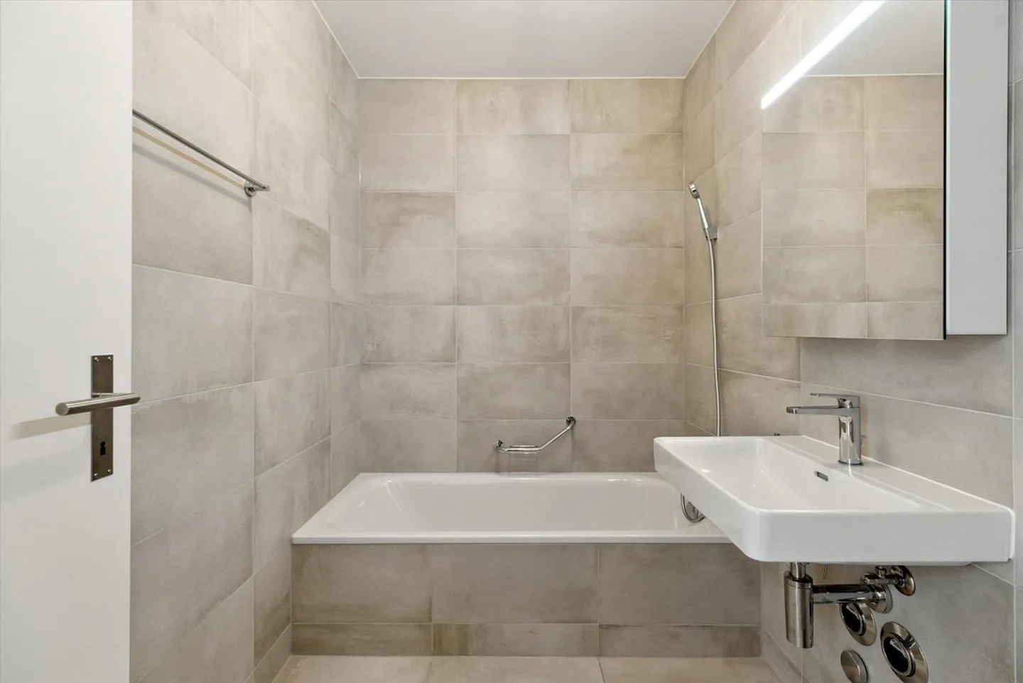 Modern 4.5 room apartment of 103m2 with balcony - Photo 8 of 11