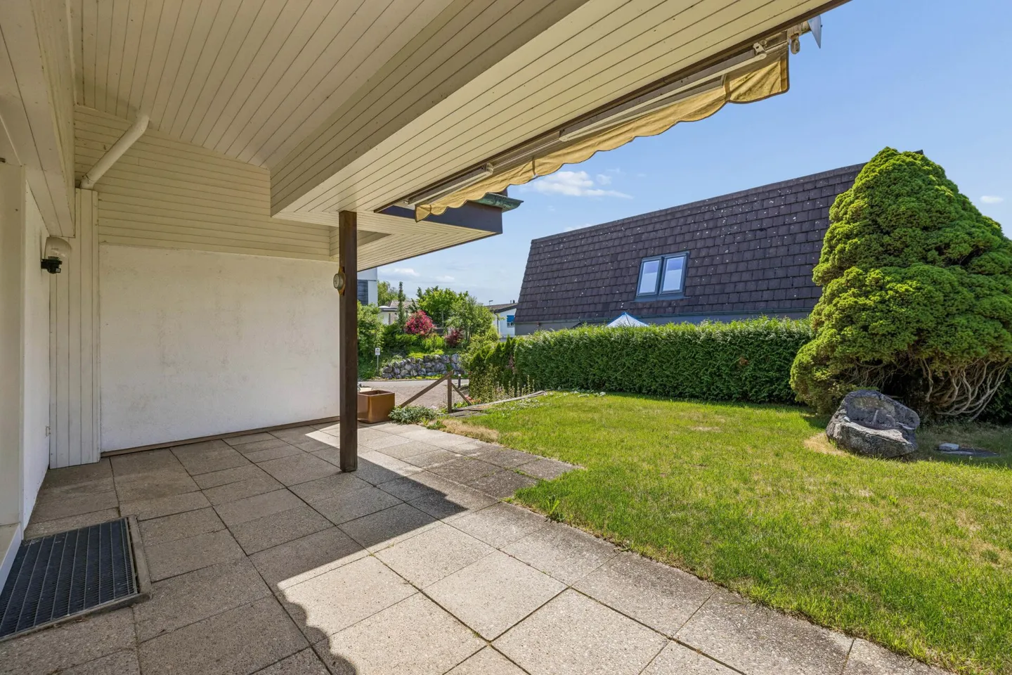 Detached single-family house on spacious plot with development potential - Photo 7 of 12