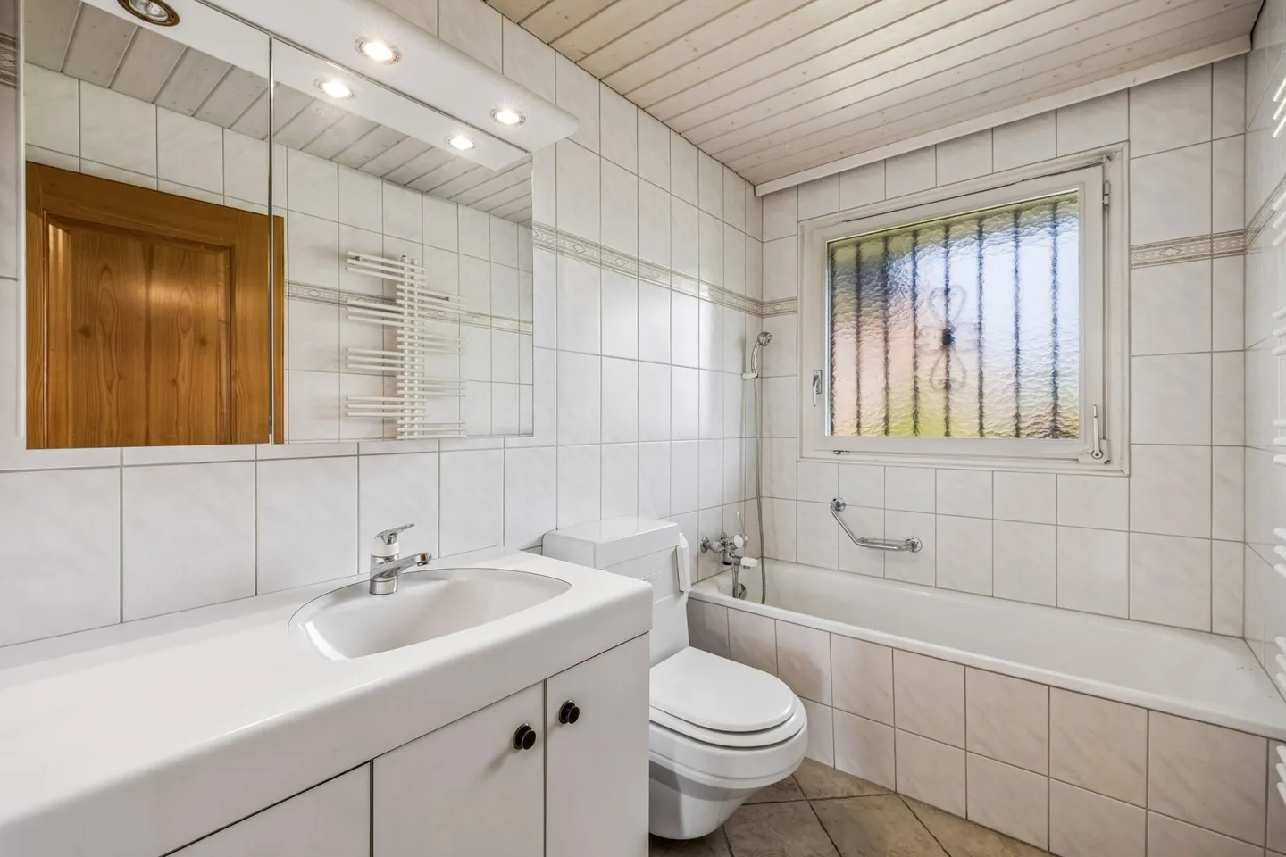 Detached single-family house on spacious plot with development potential - Photo 11 of 12