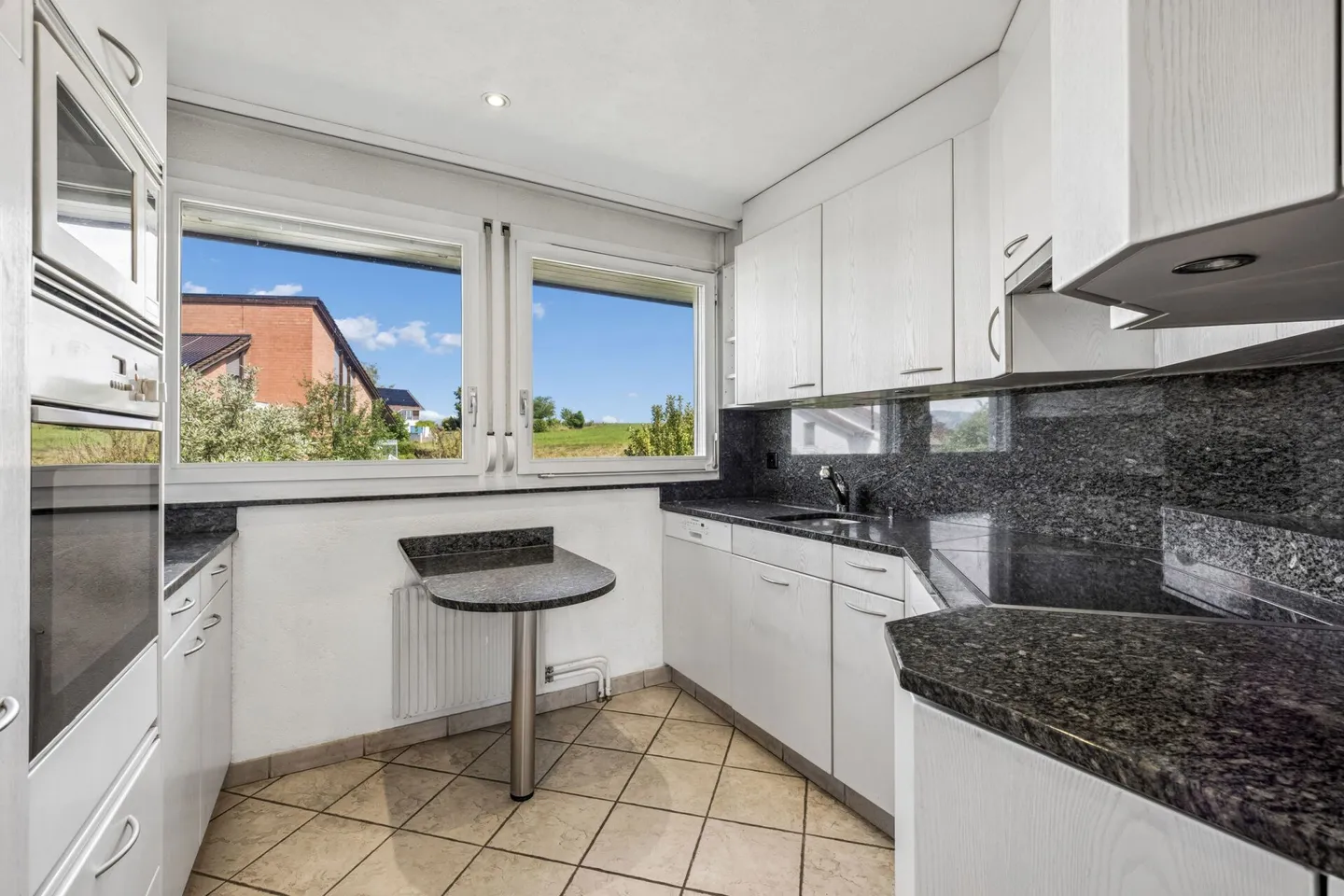 Detached single-family house on spacious plot with development potential - Photo 8 of 12