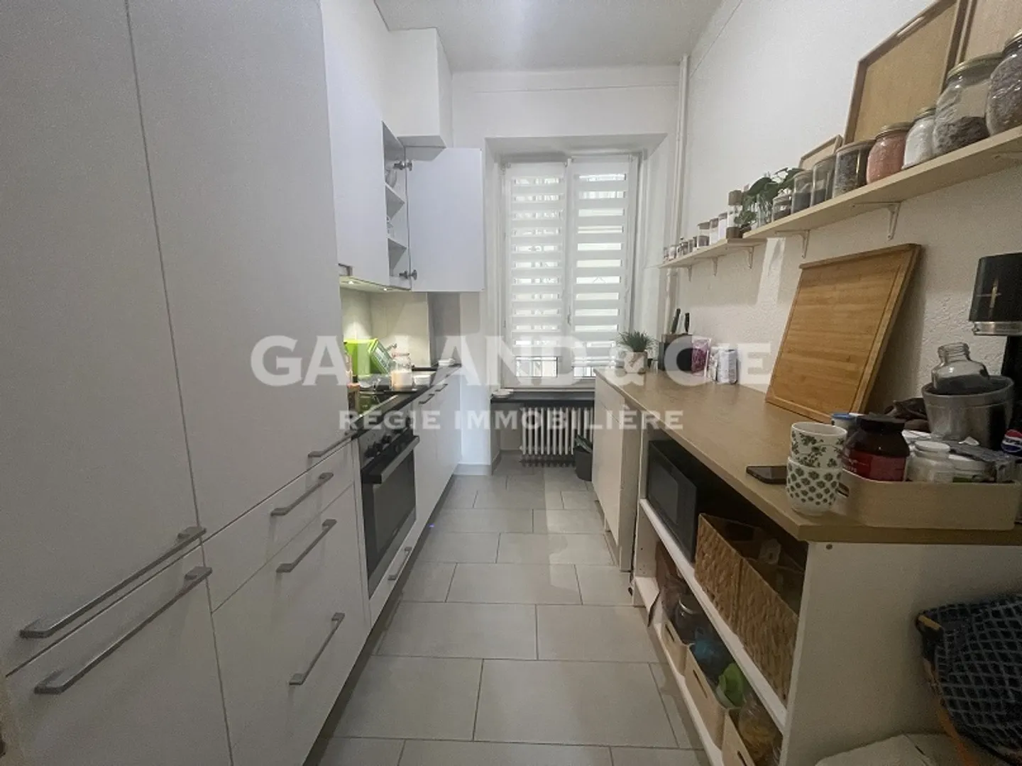 Appartement Charmant avec Terrasse - Photo 2 sur 3