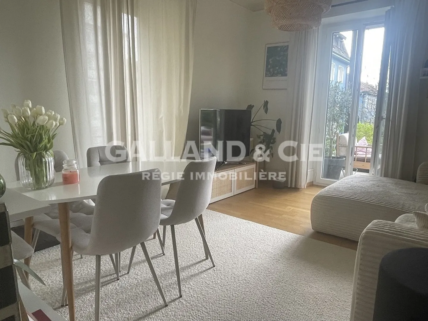 Appartement Charmant avec Terrasse - Photo 3 sur 3