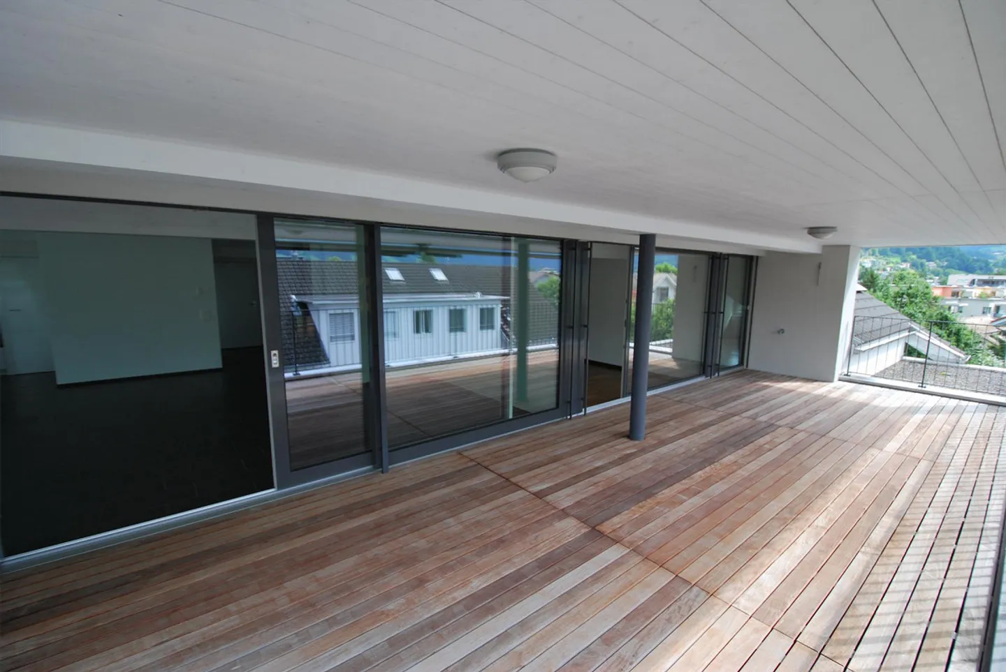 Appartamento attico spazioso - Foto 3 di 11