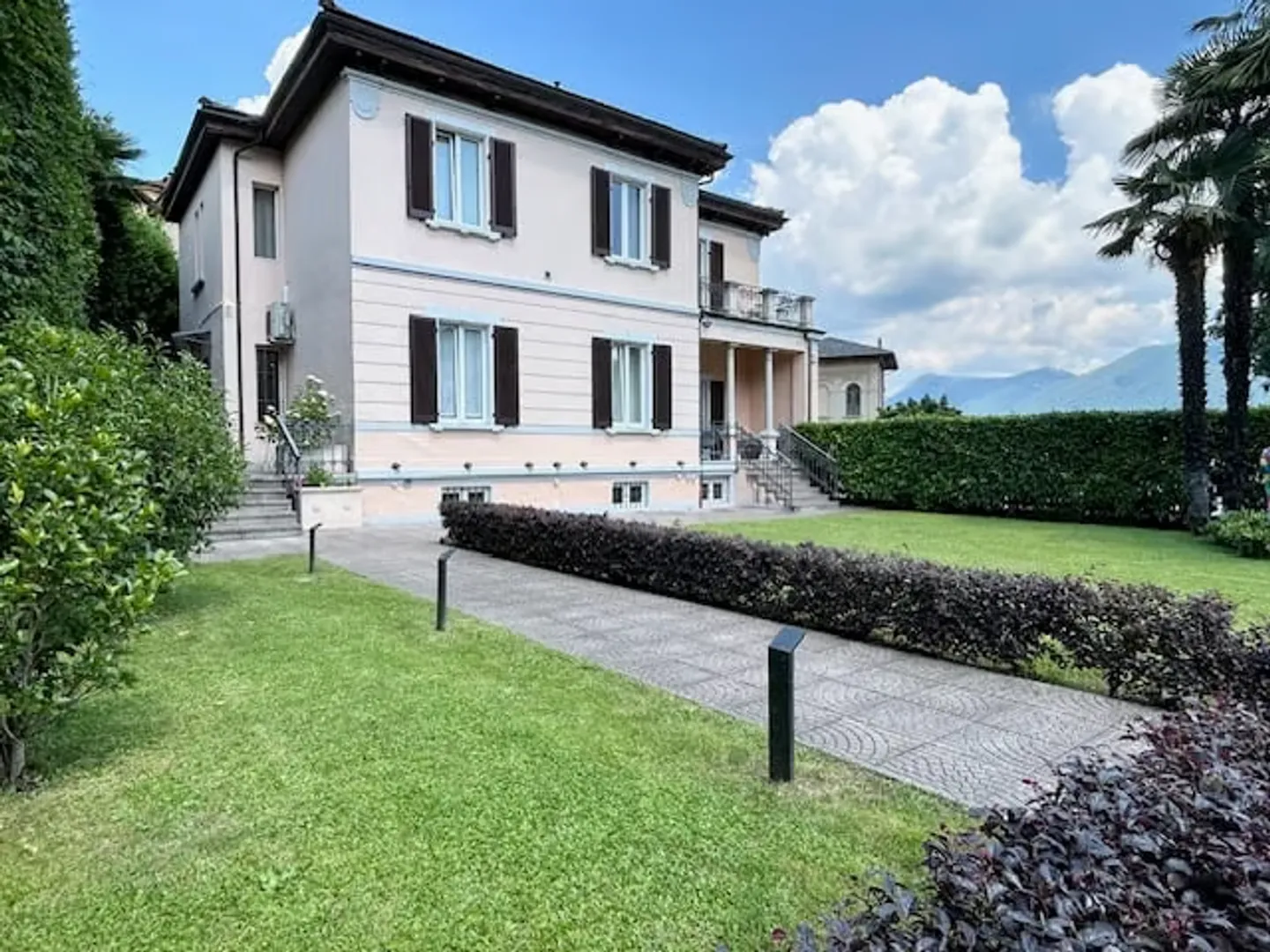 À LOUER MENSUELLEMENT Villa prête à l'emploi au centre de Lugano avec une vue imprenable sur le lac - Photo 1 sur 28