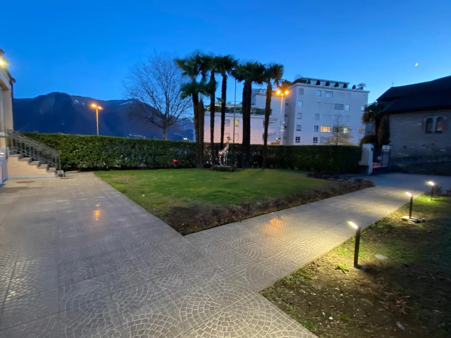 À LOUER MENSUELLEMENT Villa prête à l'emploi au centre de Lugano avec une vue imprenable sur le lac - Photo 24 sur 28
