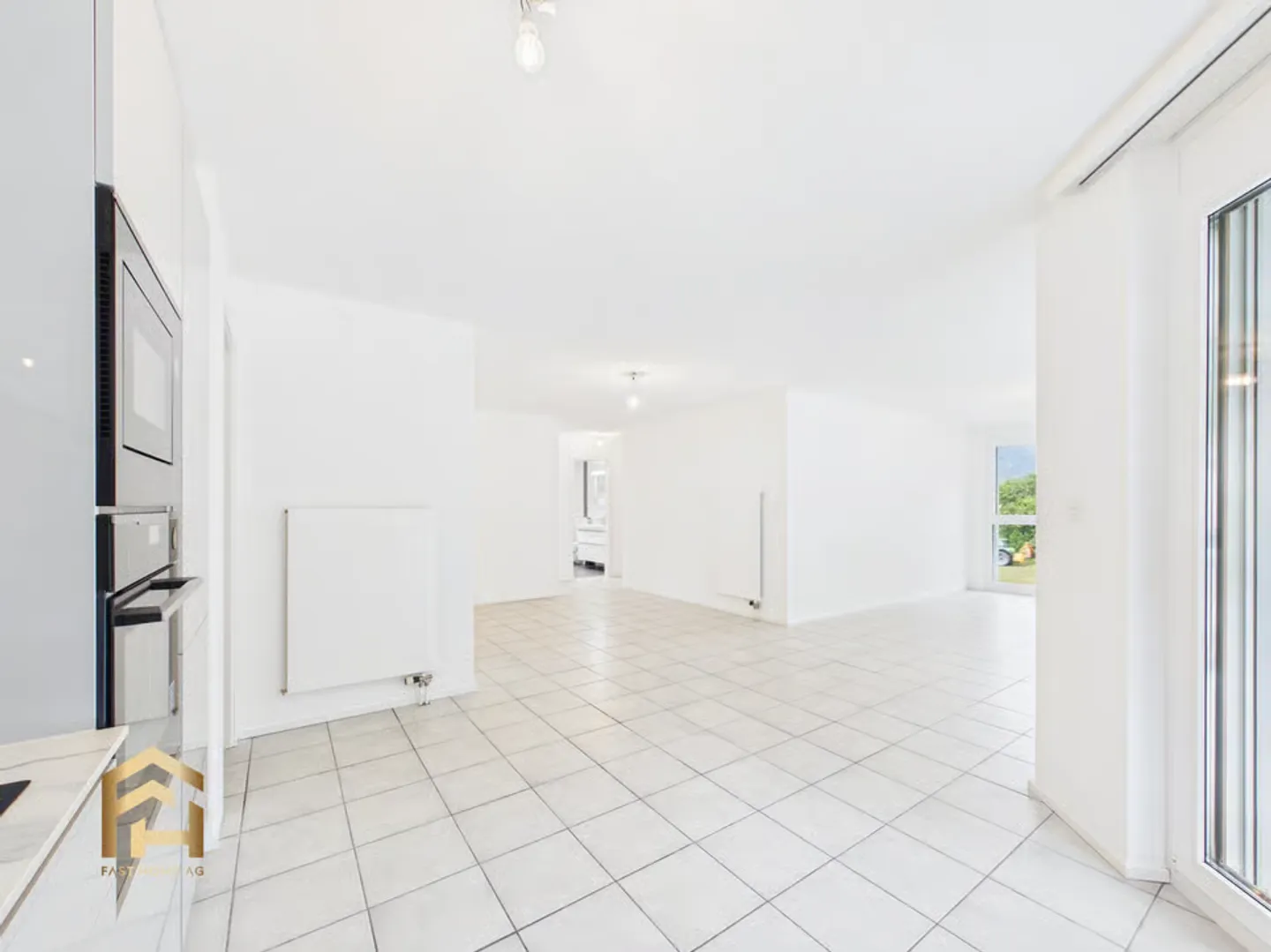 Appartamento luminoso di 4,5 stanze con grande balcone, vista montagna e giardino - Foto 3 di 13