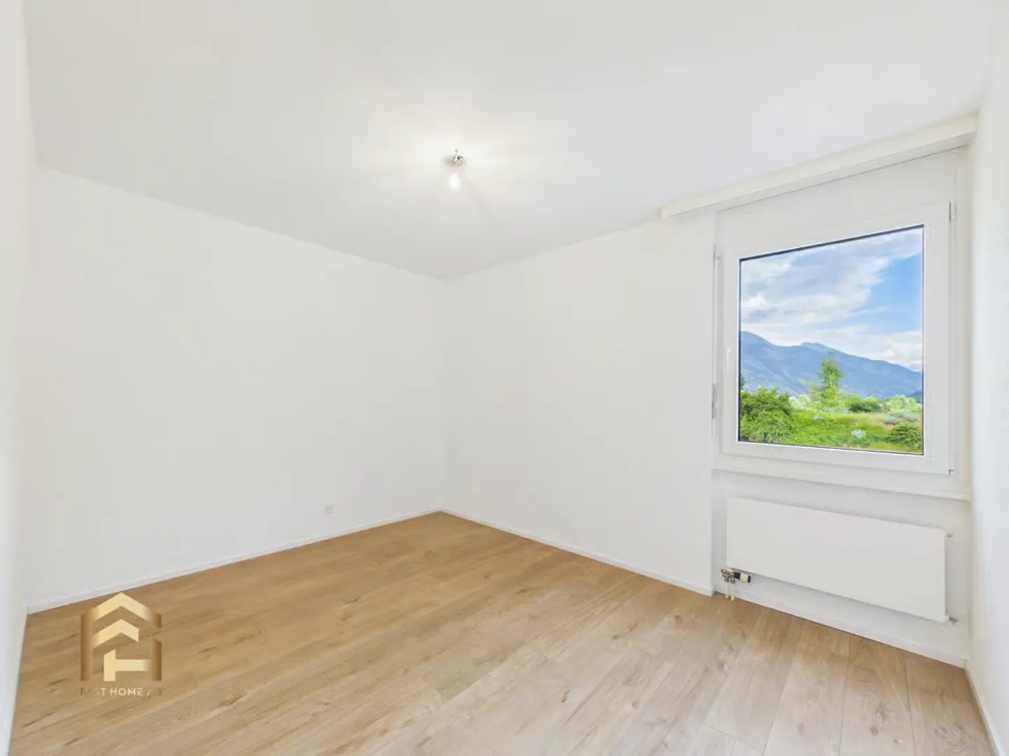 Appartamento luminoso di 4,5 stanze con grande balcone, vista montagna e giardino - Foto 7 di 13