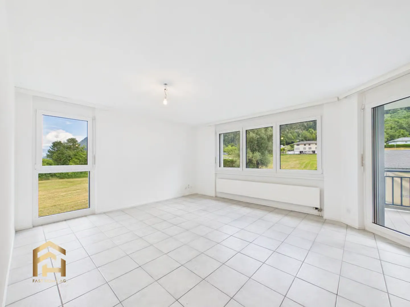 Appartamento luminoso di 4,5 stanze con grande balcone, vista montagna e giardino - Foto 5 di 13