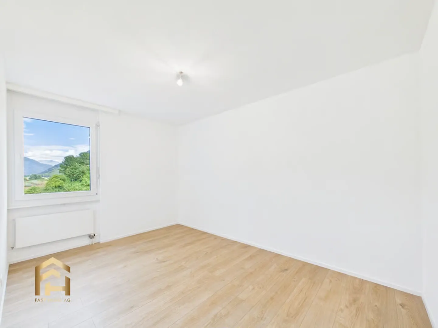 Appartamento luminoso di 4,5 stanze con grande balcone, vista montagna e giardino - Foto 8 di 13