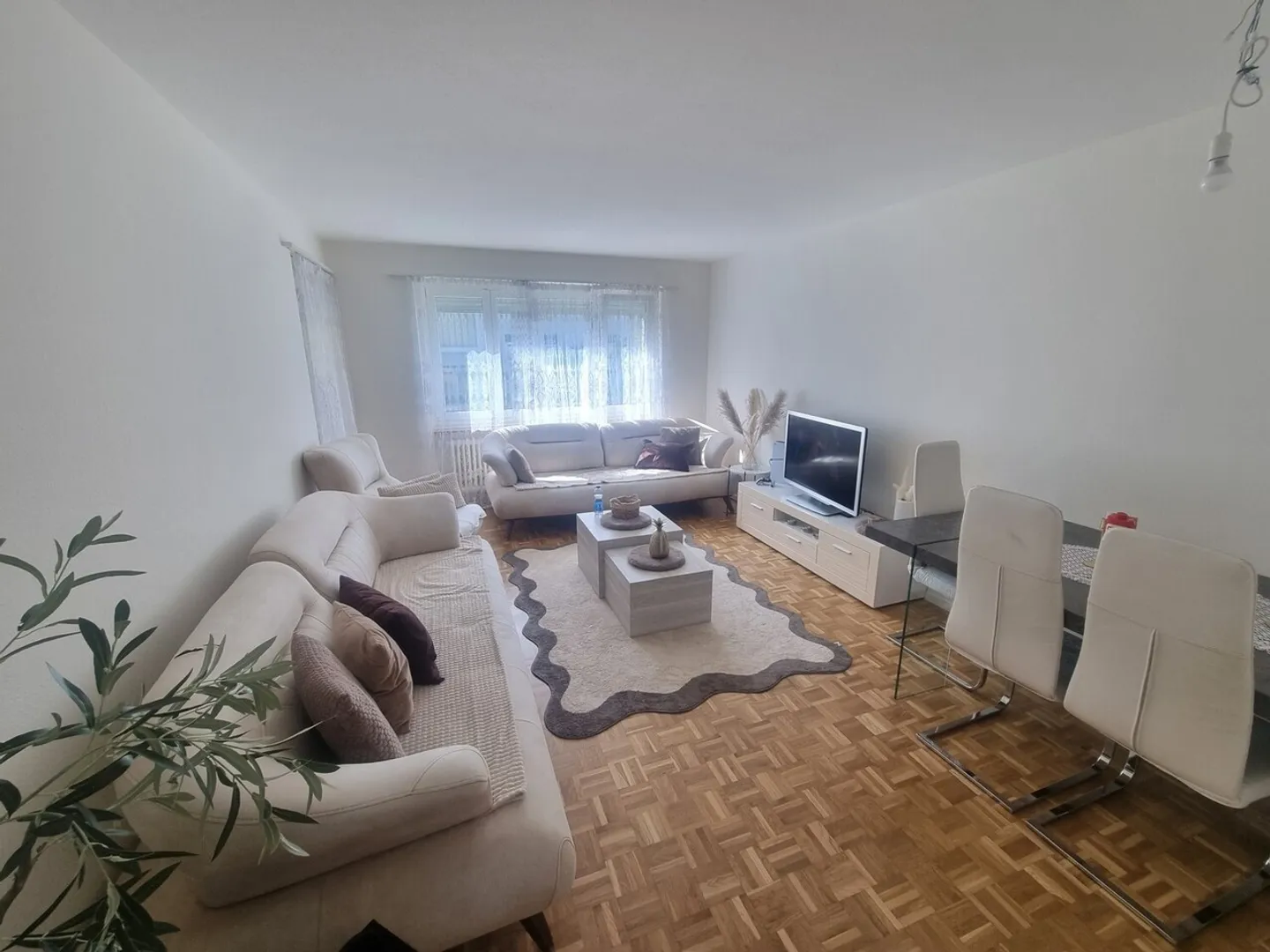 Schöne renovierte 3-Zimmerwohnung mit Balkon und Gartensicht in Roggwil - Photo 2 sur 9
