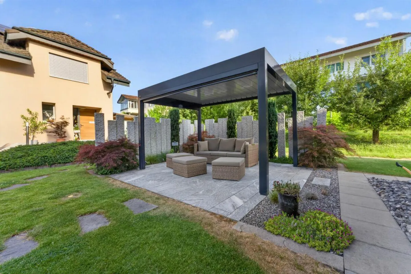 Single-family house with garden paradise - Photo 2 of 8
