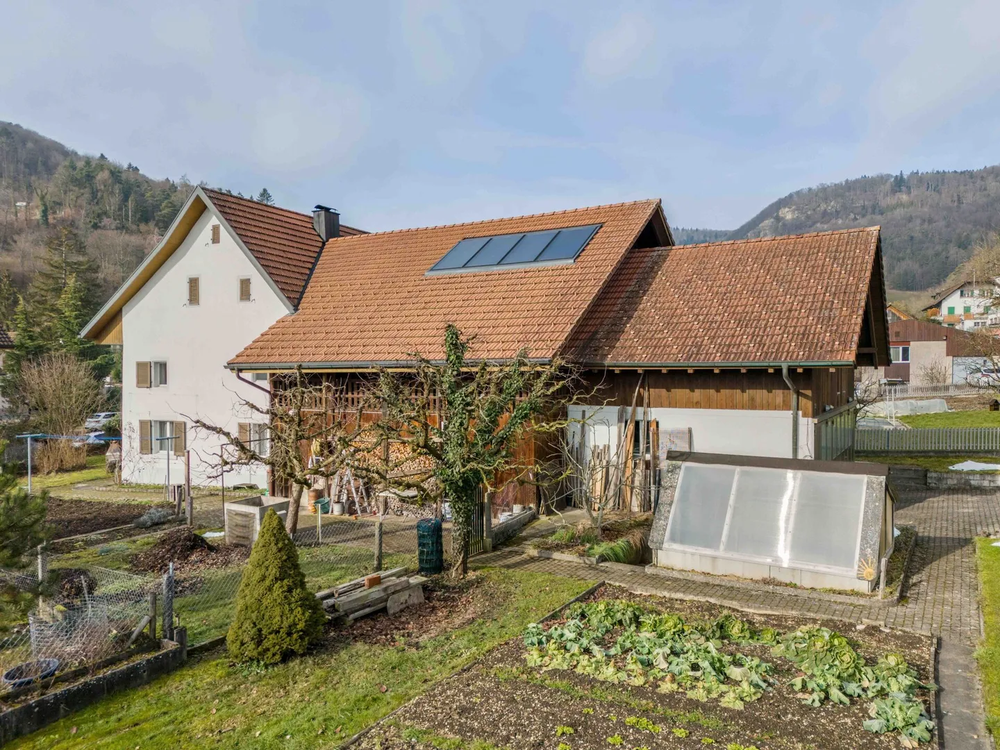 Maison résidentielle avec deux appartements de 2,5 pièces et potentiel de développement dans le centre du village calme de Remigen - Photo 2 sur 26