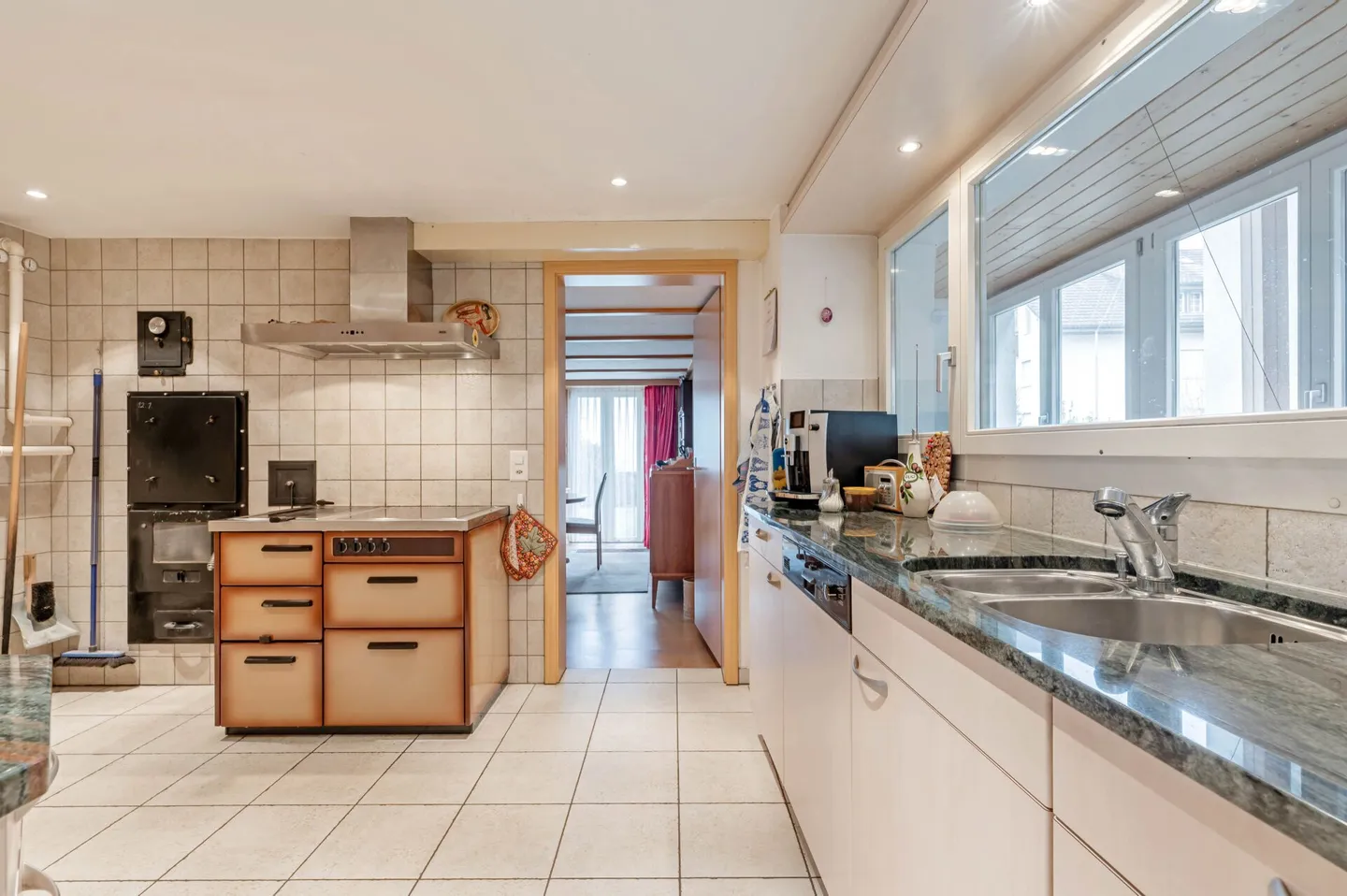 Maison résidentielle avec deux appartements de 2,5 pièces et potentiel de développement dans le centre du village calme de Remigen - Photo 3 sur 26