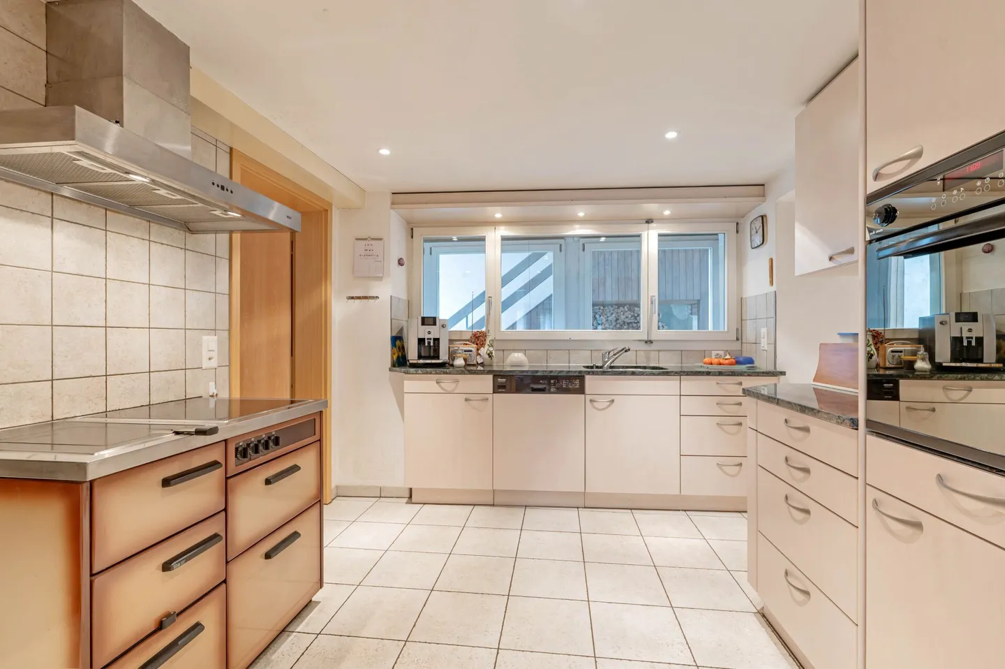 Maison résidentielle avec deux appartements de 2,5 pièces et potentiel de développement dans le centre du village calme de Remigen - Photo 4 sur 26