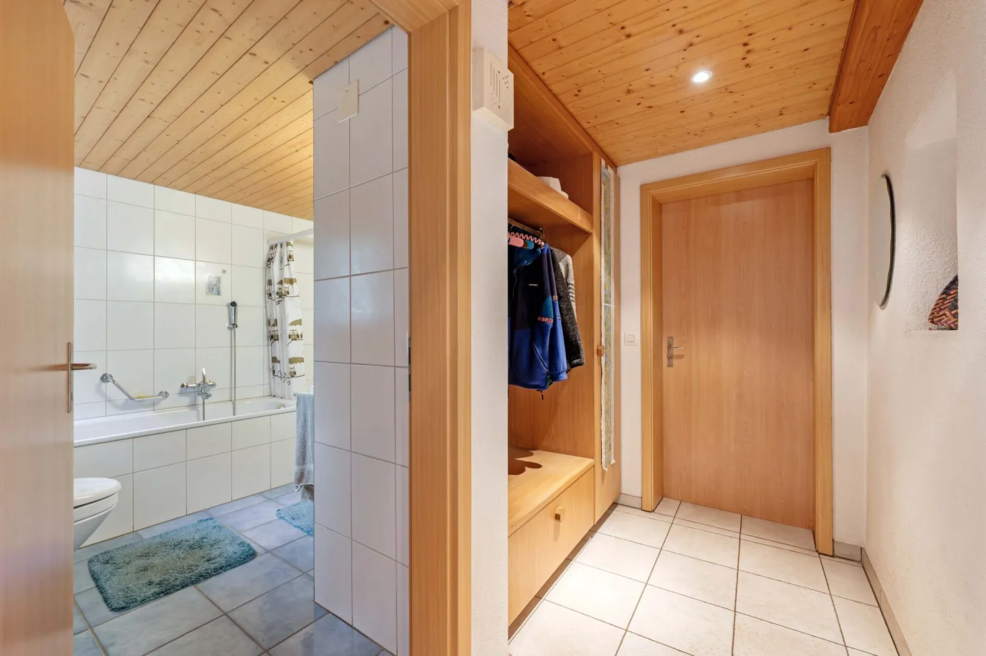Maison résidentielle avec deux appartements de 2,5 pièces et potentiel de développement dans le centre du village calme de Remigen - Photo 9 sur 26