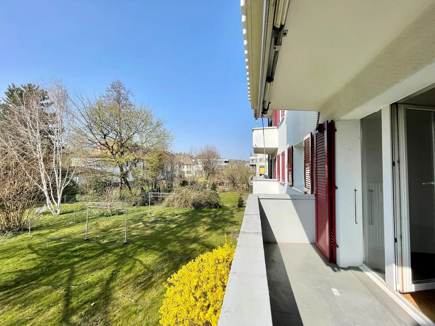 Nel mezzo del villaggio! Tranquillo e centrale, vicino ai mezzi pubblici! - Foto 2 di 7