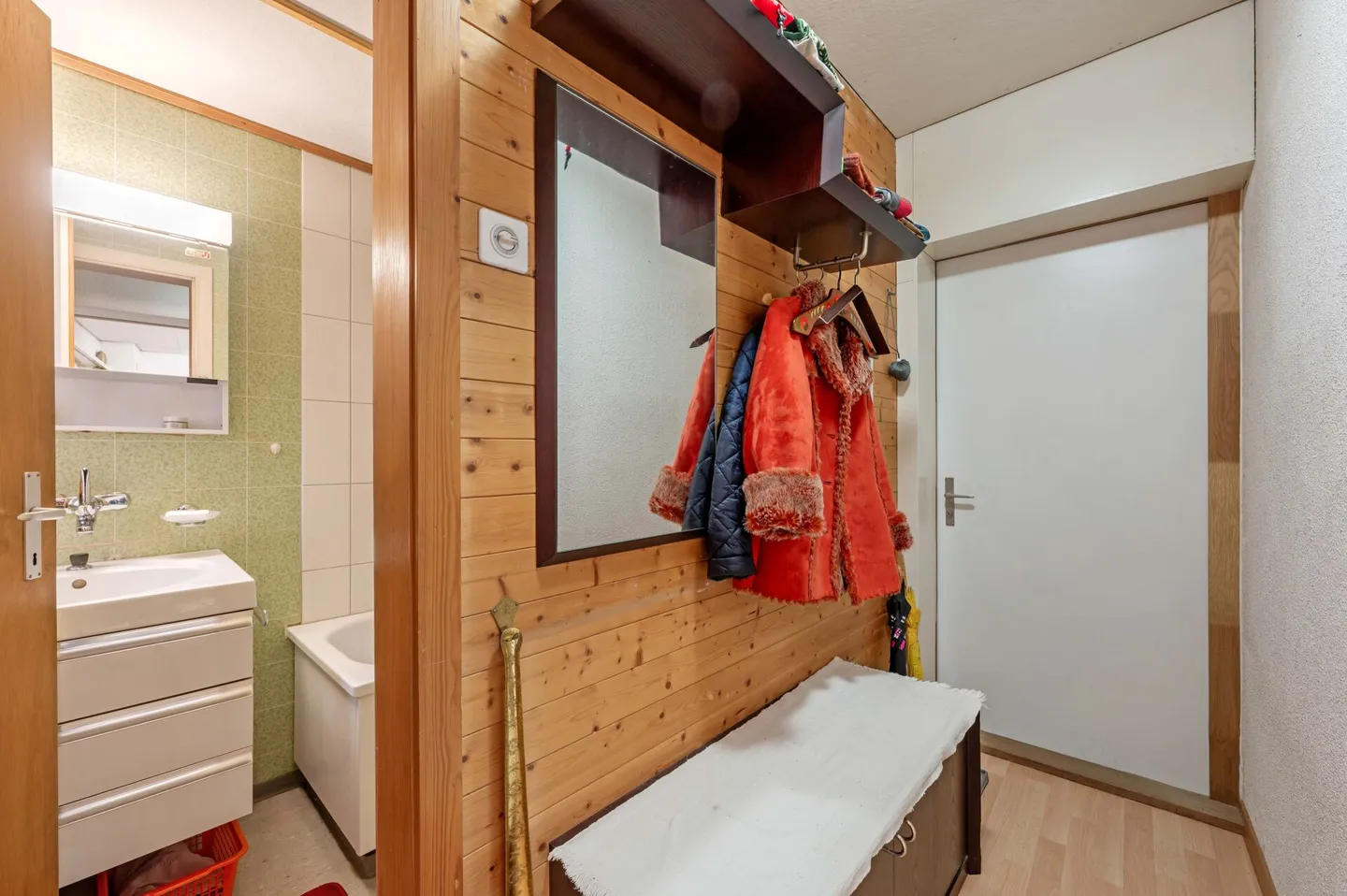 Maison résidentielle avec deux appartements de 2,5 pièces et potentiel de développement dans le centre du village calme de Remigen - Photo 14 sur 26