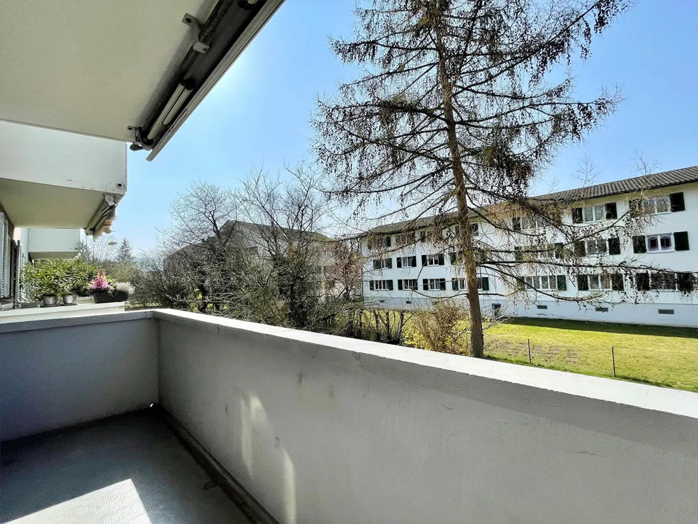 Nel mezzo del villaggio! Tranquillo e centrale, vicino ai mezzi pubblici! - Foto 3 di 7