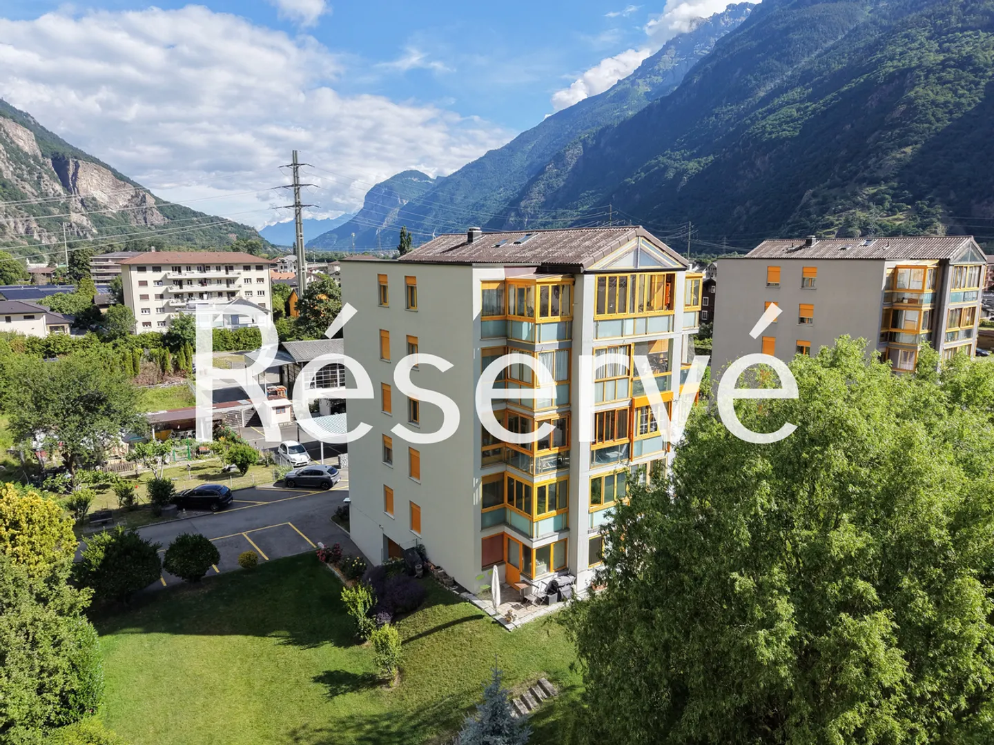 Opportunité à saisir - Appartement spacieux de 4,5 pièces avec beaucoup de lumière au cœur du village - Photo 1 sur 13