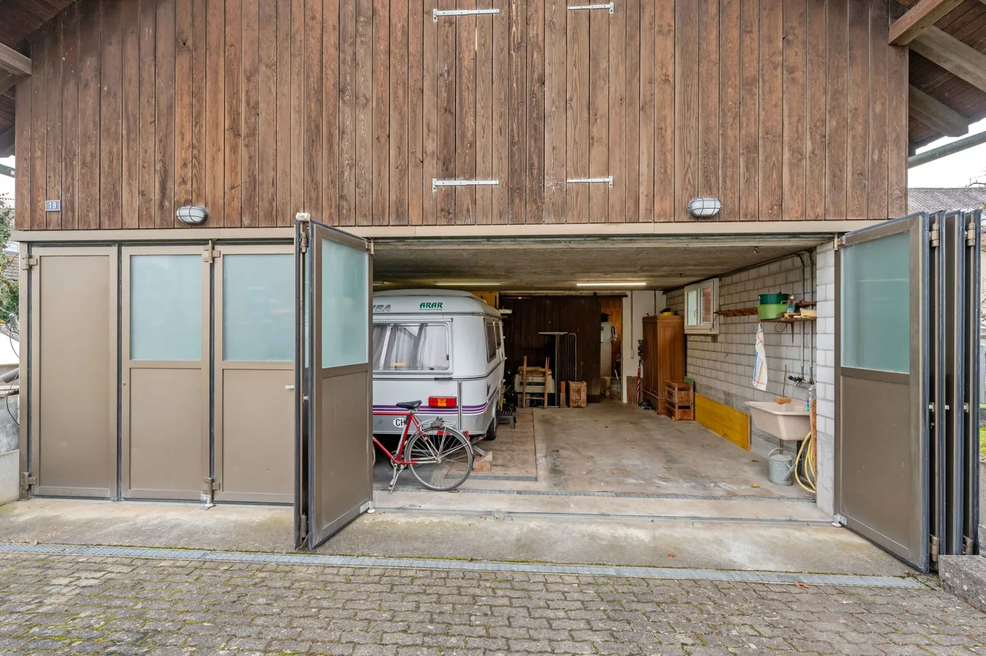 Maison résidentielle avec deux appartements de 2,5 pièces et potentiel de développement dans le centre du village calme de Remigen - Photo 23 sur 26
