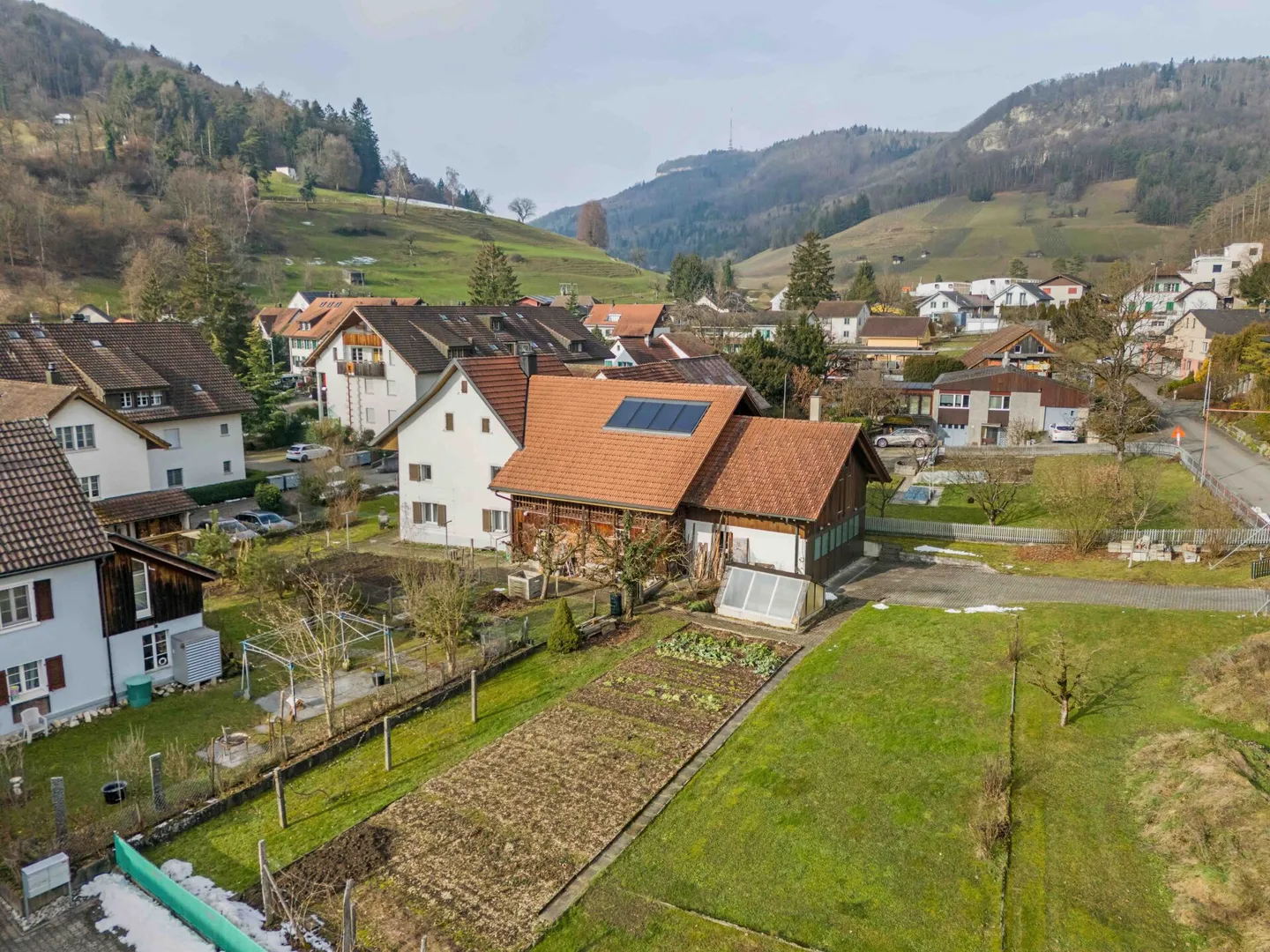 Maison résidentielle avec deux appartements de 2,5 pièces et potentiel de développement dans le centre du village calme de Remigen - Photo 1 sur 26