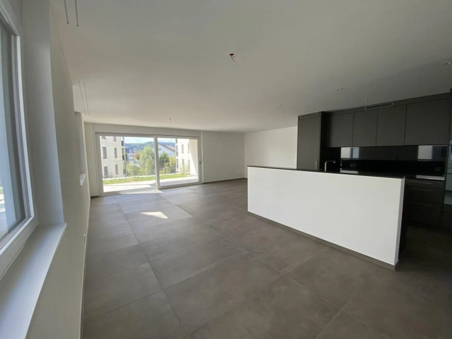 Maison double de 6 1/2 pièces avec surface de terrain utilisable - Photo 3 sur 17