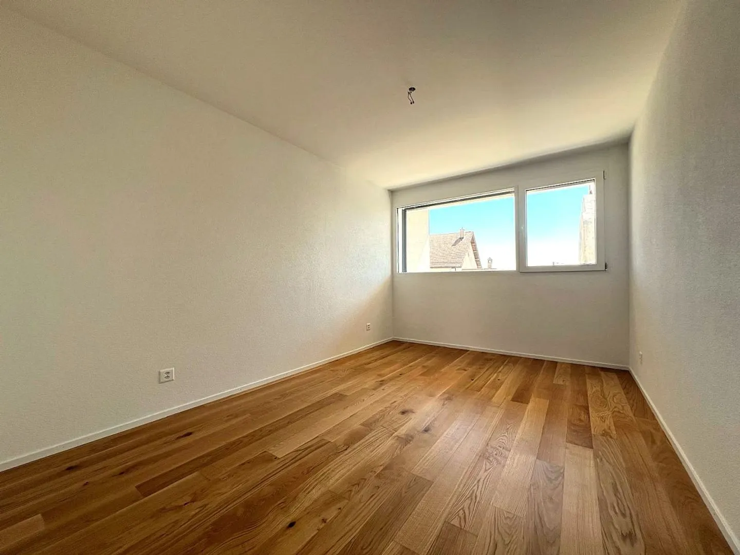 Schönes neues 3.5-Zimmer-Apartment im Erdgeschoss / 2 Schlafzimmer / 1 Badezimmer / Terrasse - Foto 3 von 6