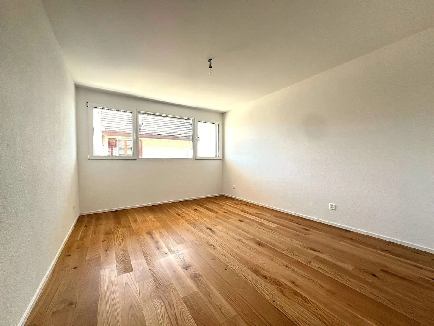 Schönes neues 3.5-Zimmer-Apartment im Erdgeschoss / 2 Schlafzimmer / 1 Badezimmer / Terrasse - Foto 4 von 6