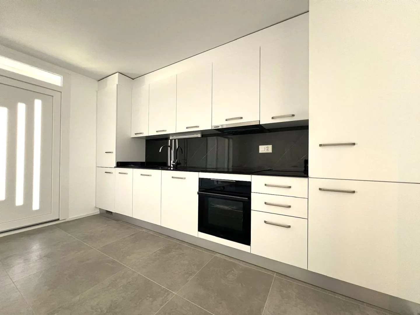 Schönes neues 3.5-Zimmer-Apartment im Erdgeschoss / 2 Schlafzimmer / 1 Badezimmer / Terrasse - Foto 2 von 6