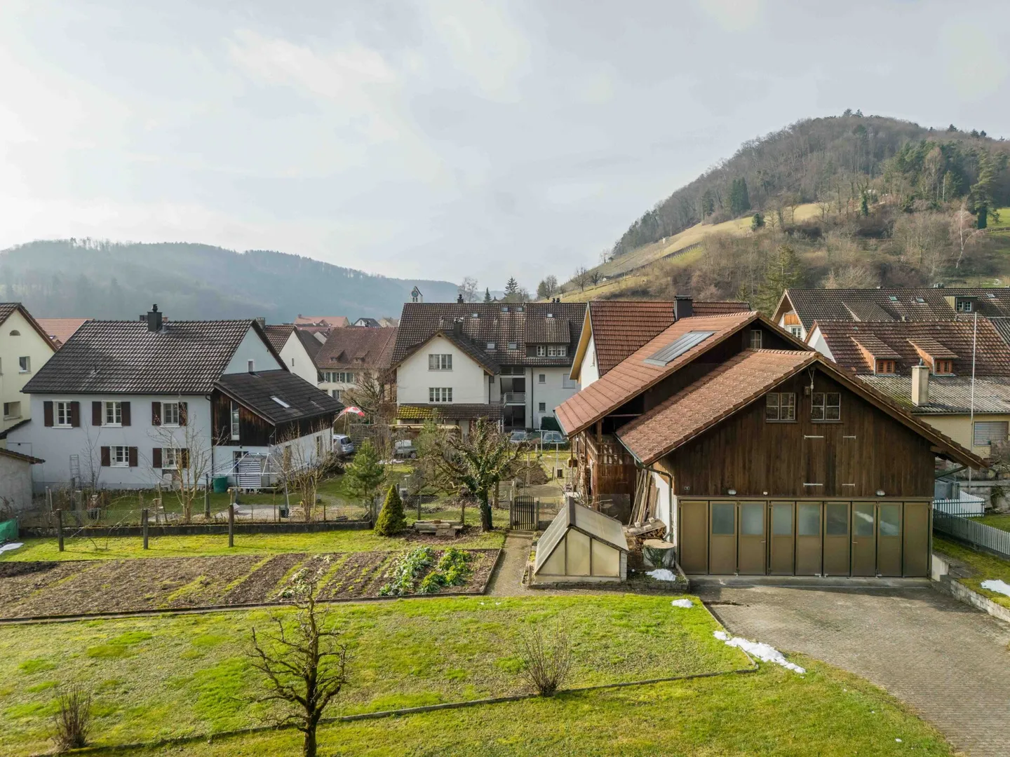 Maison résidentielle avec deux appartements de 2,5 pièces et potentiel de développement dans le centre du village calme de Remigen - Photo 25 sur 26